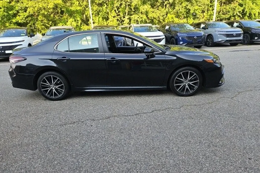 2022 Toyota Camry SE photo 1