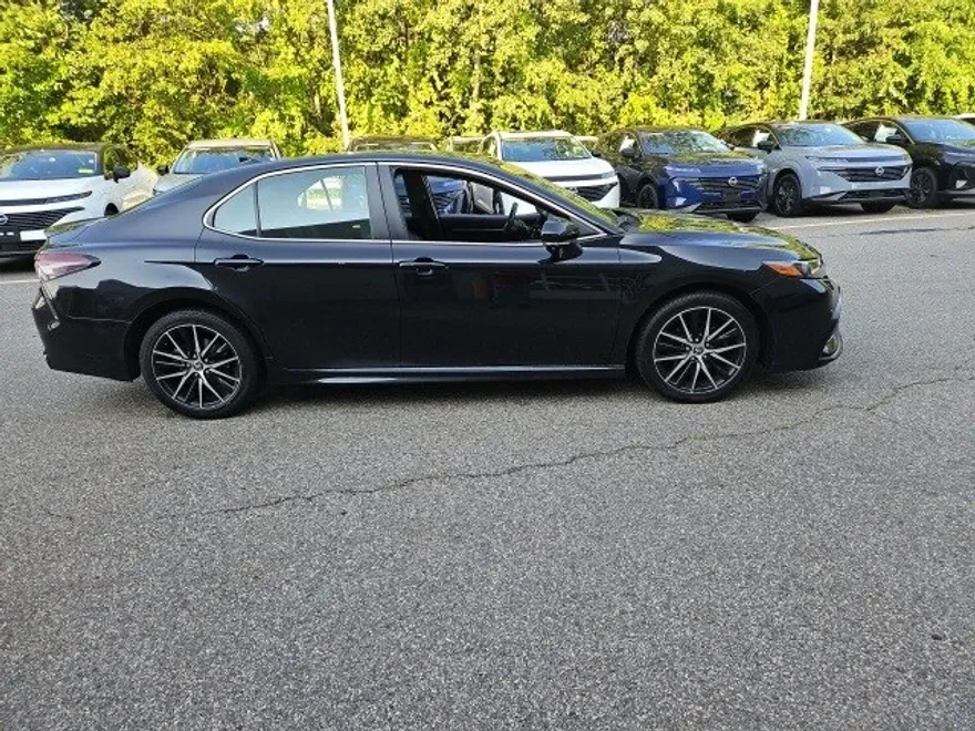 2022 Toyota Camry SE photo 1