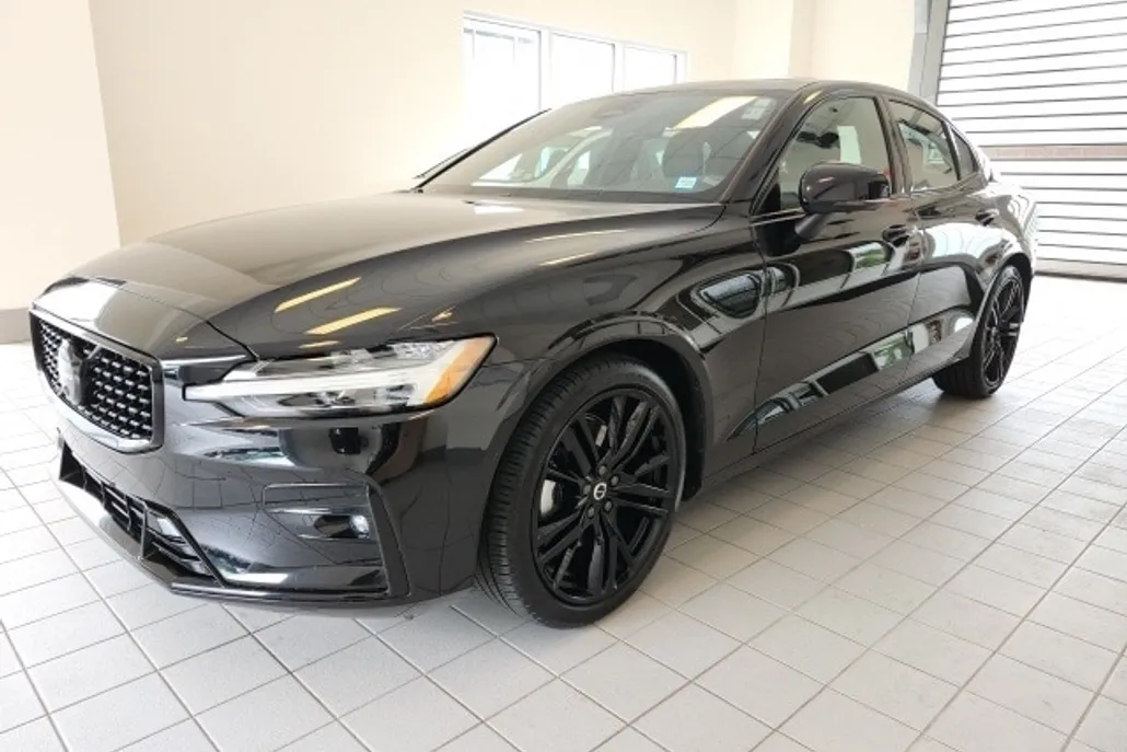 2024 Volvo S60 B5 Plus Black Edition photo 1