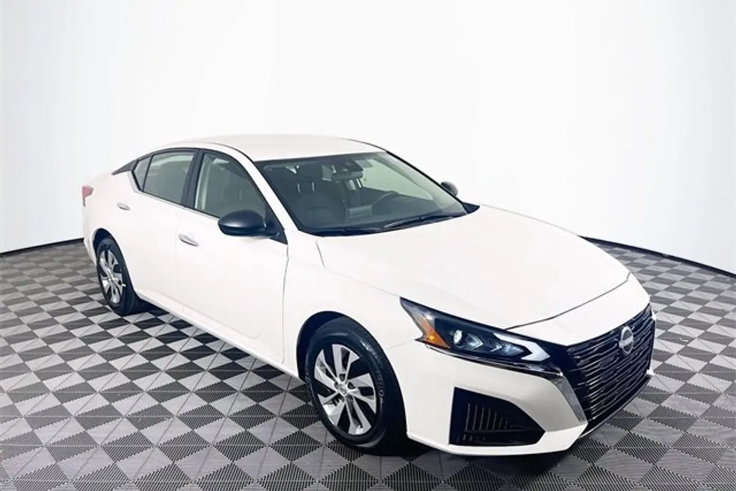 2025 Nissan Altima S photo 1
