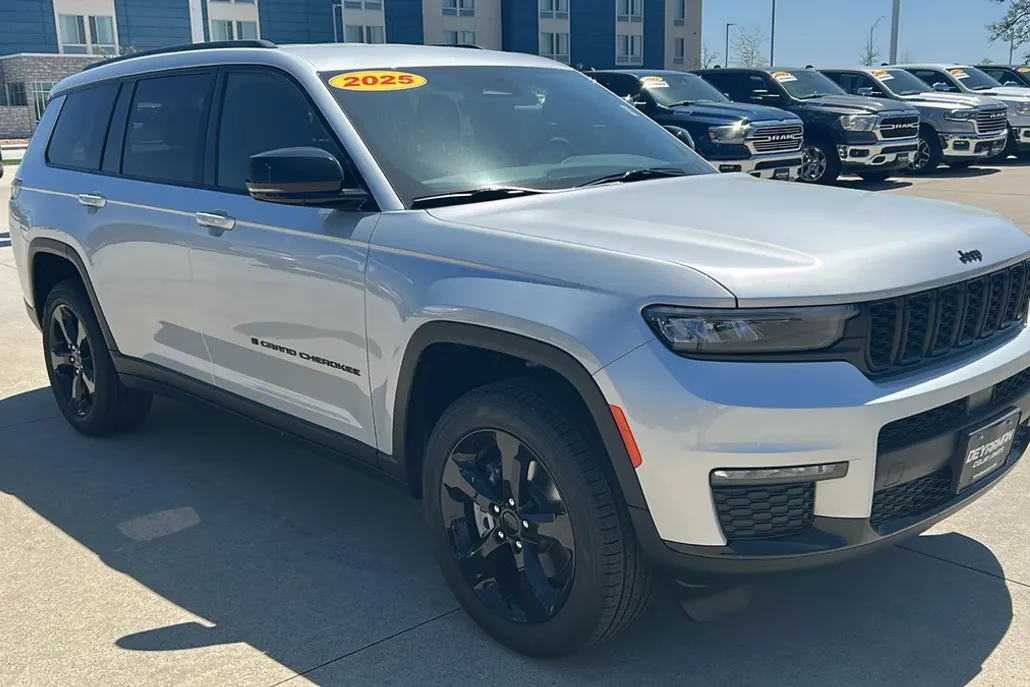 2025 Jeep Grand Cherokee Limited photo 1