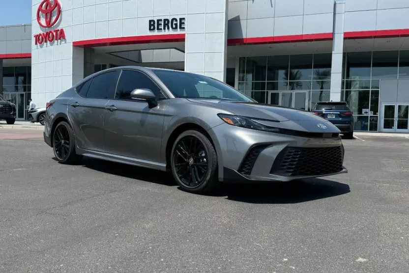 2026 Toyota Camry SE photo 1