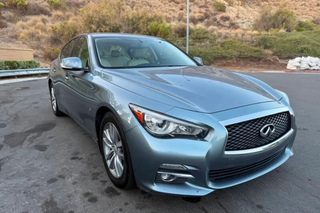 2015 Infiniti Q50 Premium photo 1