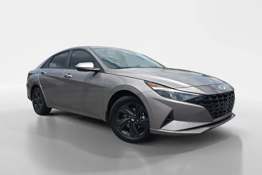 2023 Hyundai Elantra SEL photo 1