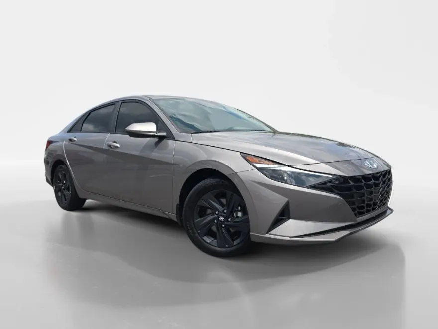 2023 Hyundai Elantra SEL photo 1