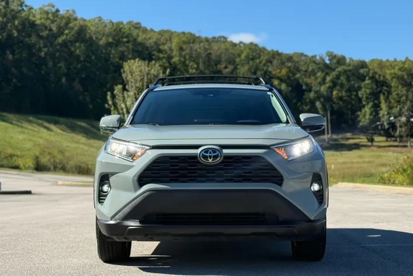 2021 Toyota RAV4 XLE photo 1