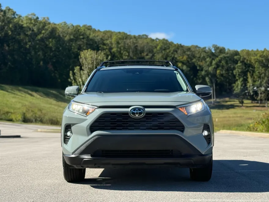 2021 Toyota RAV4 XLE photo 1