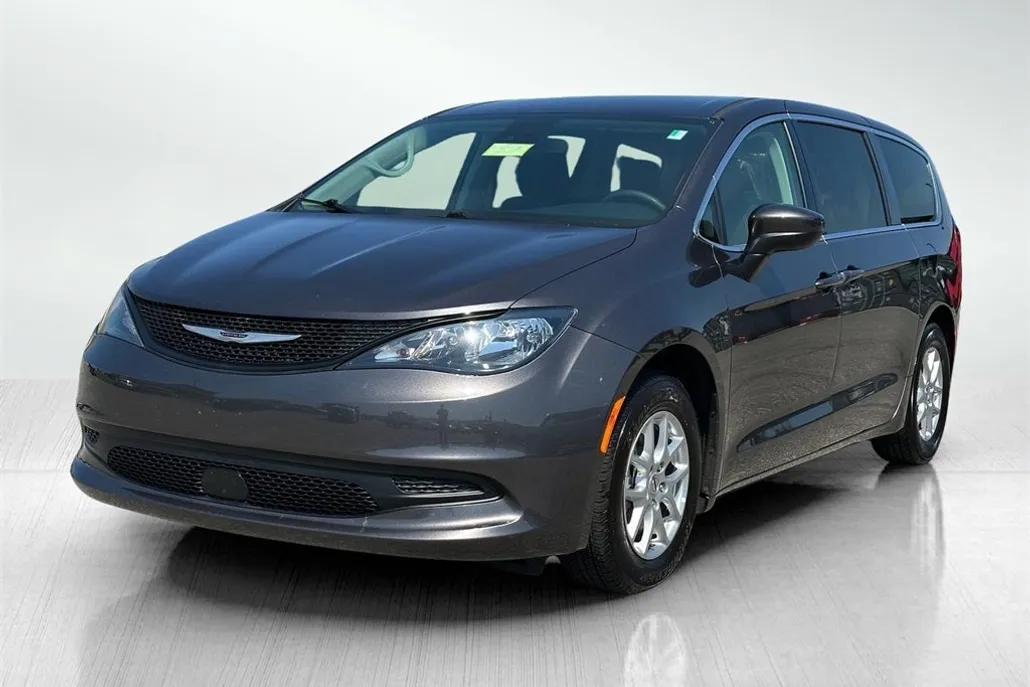 2023 Chrysler Voyager LX photo 1