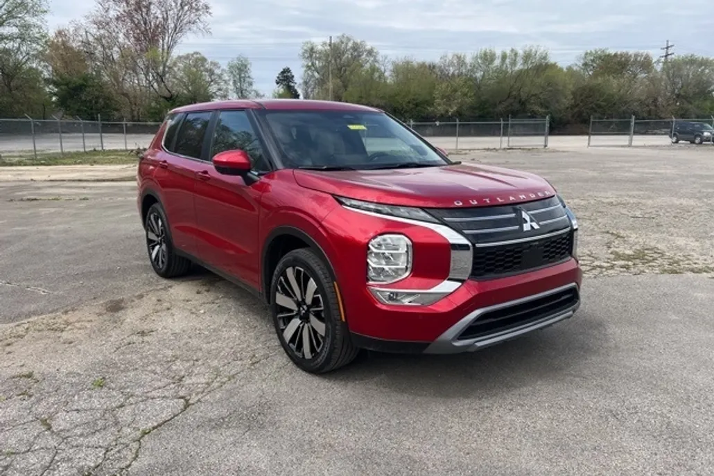 2025 Mitsubishi Outlander SE photo 1