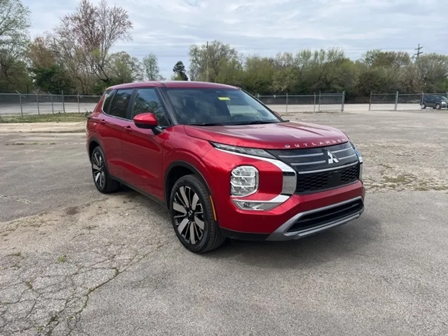 2025 Mitsubishi Outlander SE photo 1