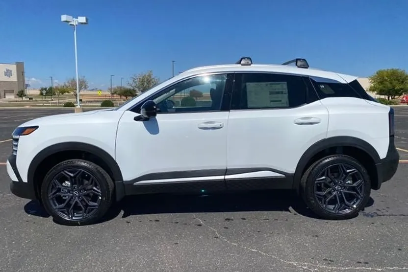 2026 Nissan Kicks SR photo 1
