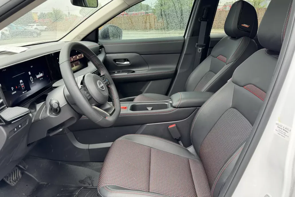 2025 Nissan Kicks SR photo 1