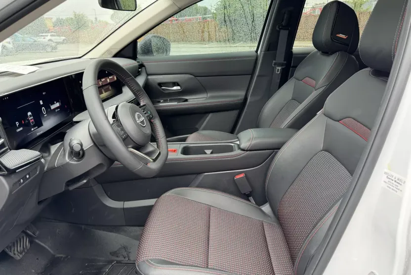 2025 Nissan Kicks SR photo 1