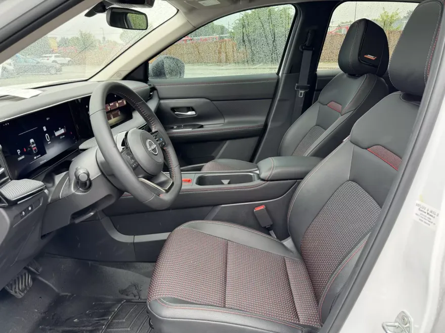 2025 Nissan Kicks SR photo 1