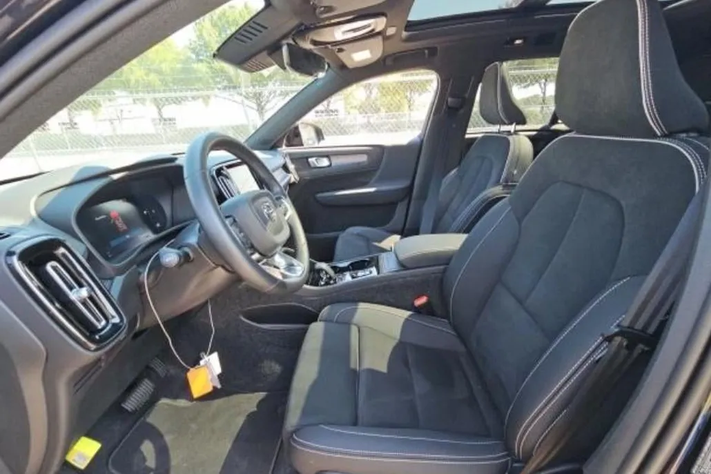2025 Volvo XC40 Plus photo 1