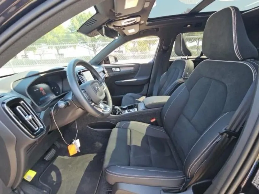 2025 Volvo XC40 Plus photo 1