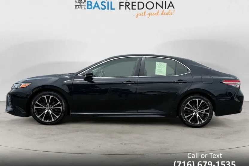 2018 Toyota Camry SE photo 1