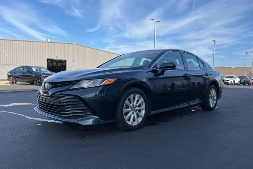 2018 Toyota Camry LE photo 1