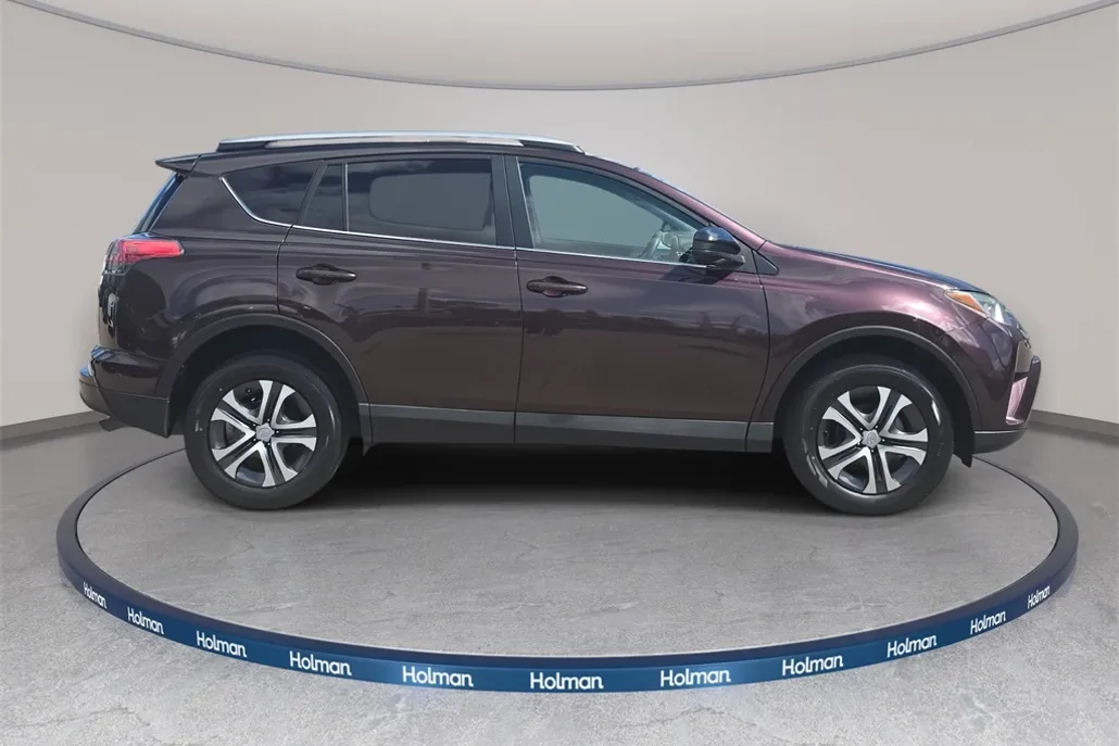 2017 Toyota RAV4 LE photo 1