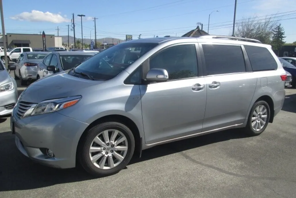 2017 Toyota Sienna Limited Premium photo 1