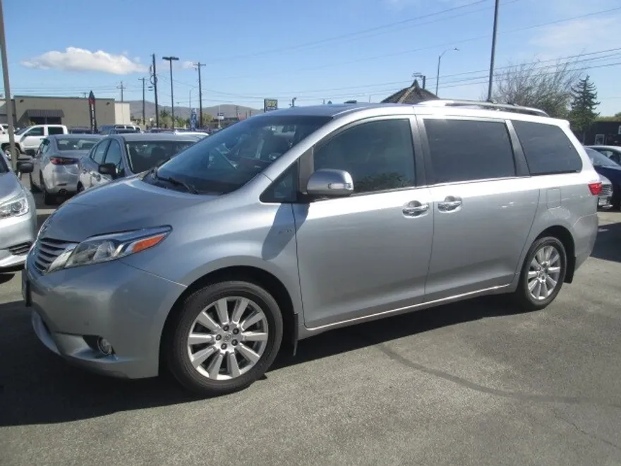 2017 Toyota Sienna Limited Premium photo 1