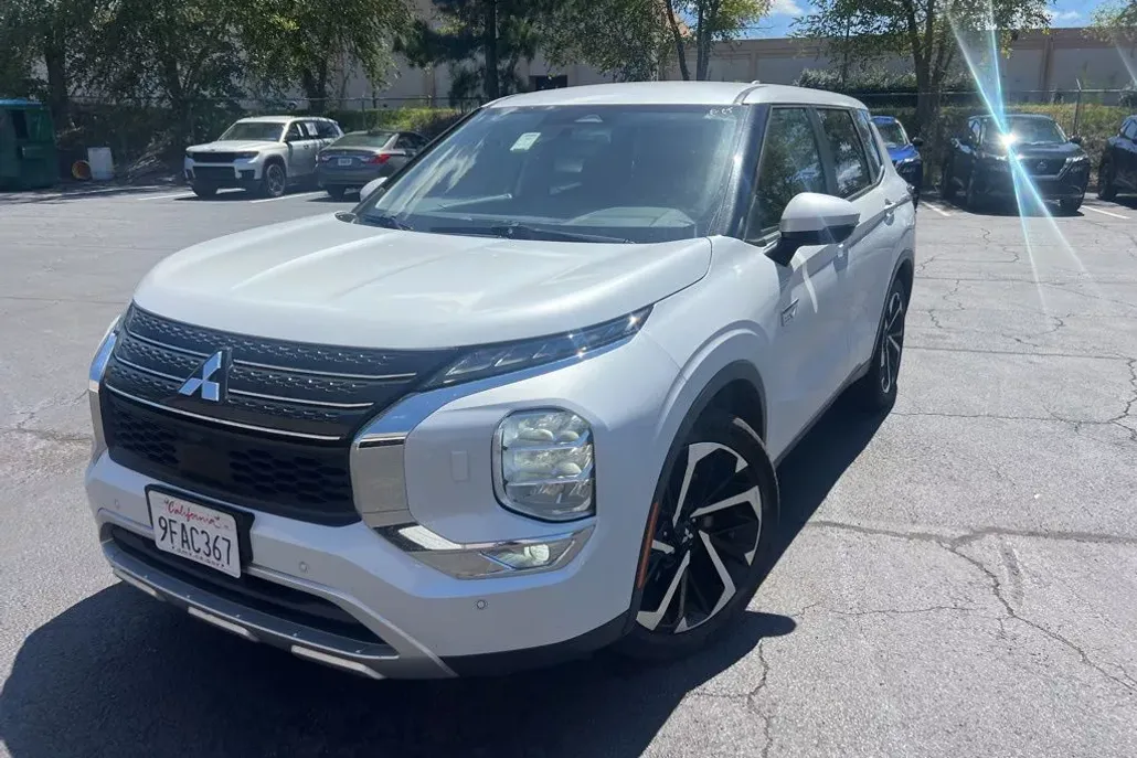 2023 Mitsubishi Outlander PHEV SE photo 1
