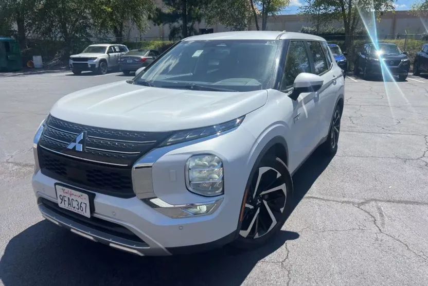 2023 Mitsubishi Outlander PHEV SE photo 1