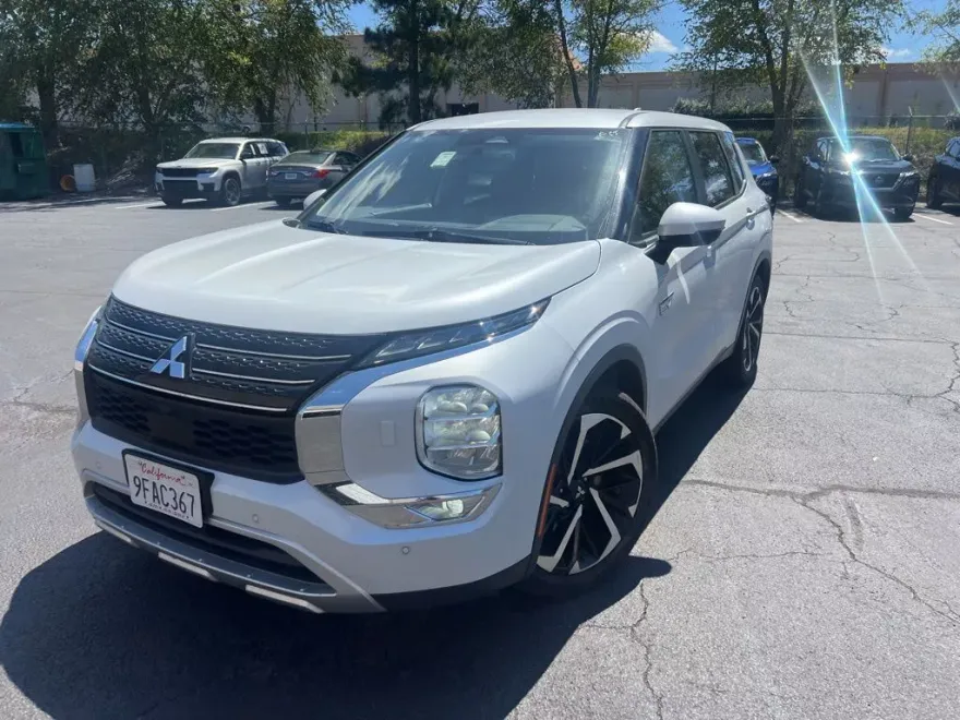 2023 Mitsubishi Outlander PHEV SE photo 1