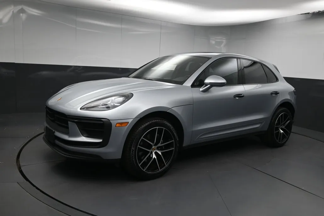 2023 Porsche Macan T photo 1