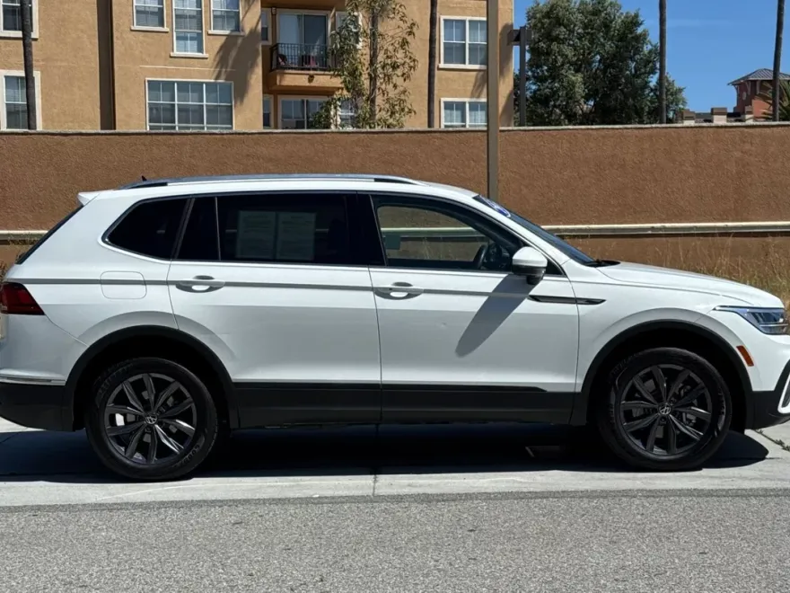 2022 Volkswagen Tiguan SE photo 1