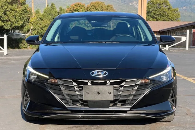 2023 Hyundai Elantra SEL photo 1