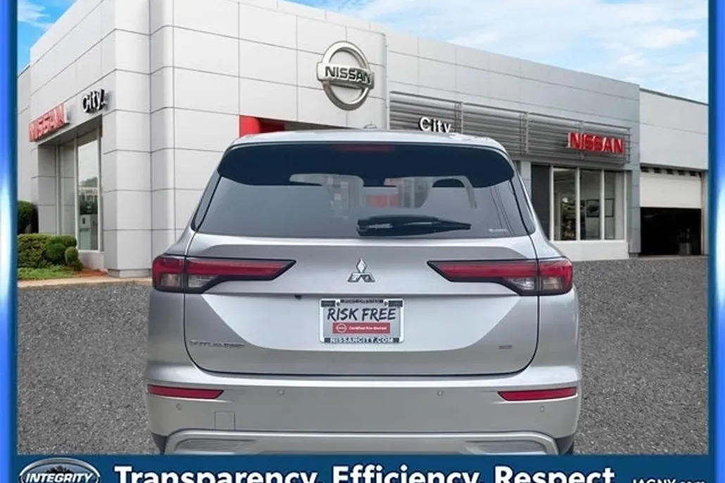 2023 Mitsubishi Outlander SE photo 1