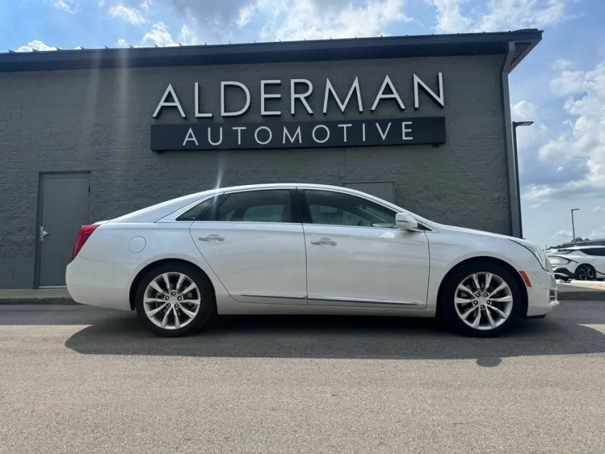 2017 Cadillac XTS Luxury photo 1
