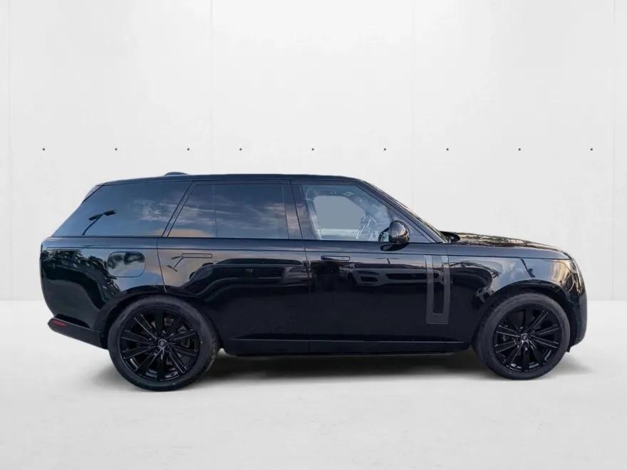 2023 Land Rover Range Rover SE photo 1