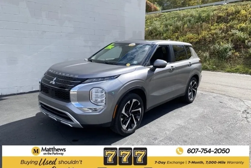 2022 Mitsubishi Outlander photo 1