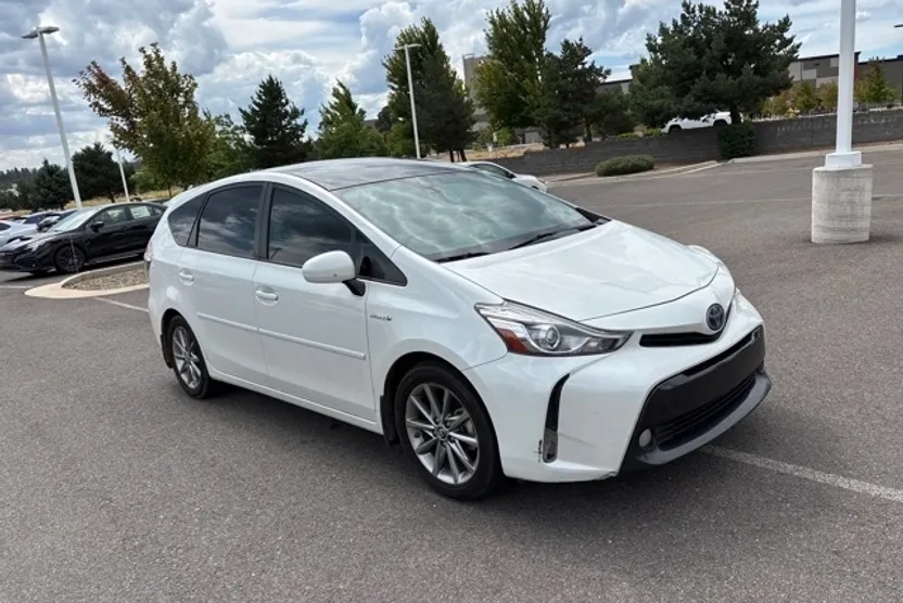 2015 Toyota Prius V photo 1