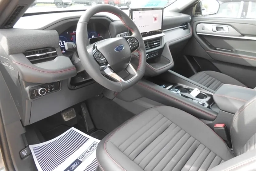 2025 Ford Explorer ST-Line photo 1