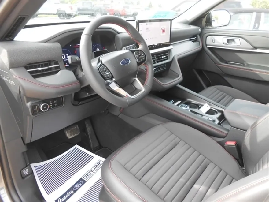 2025 Ford Explorer ST-Line photo 1