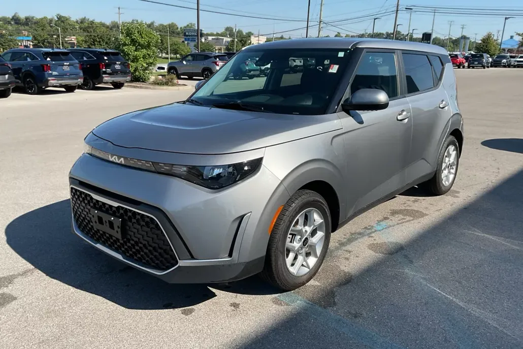 2023 Kia Soul LX photo 1