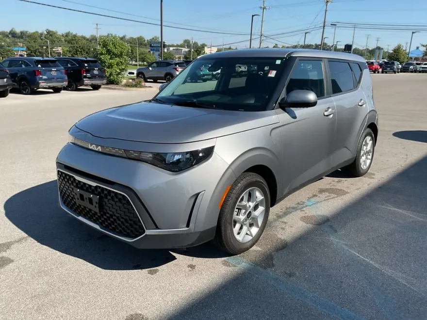 2023 Kia Soul LX photo 1