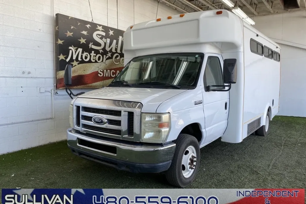 2012 Ford E-450 Cutaway photo 1