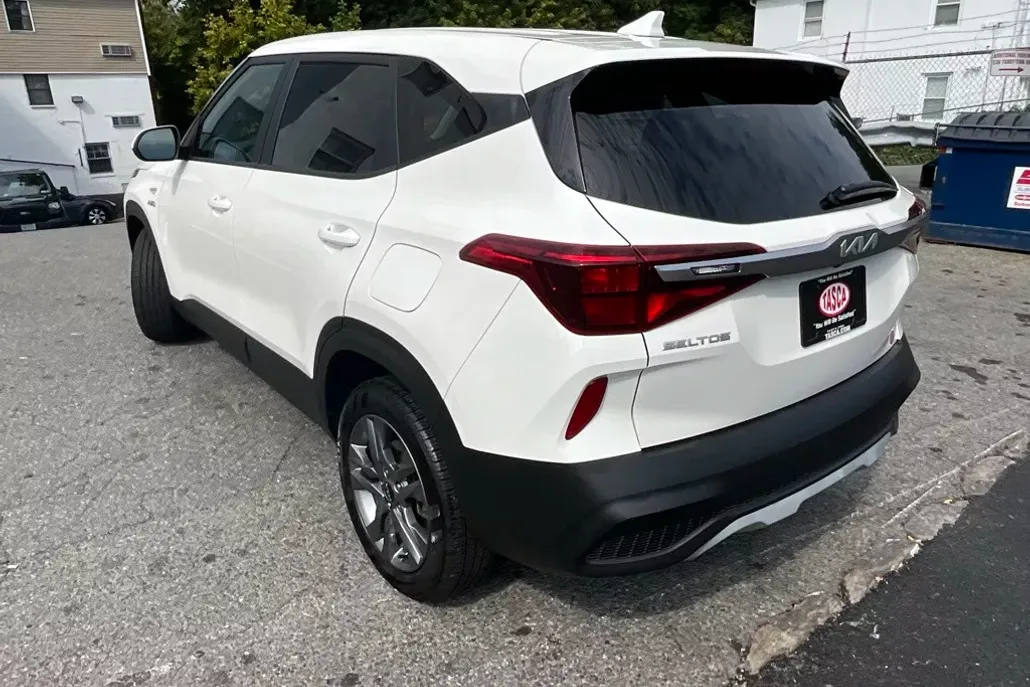 2023 Kia Seltos LX photo 1