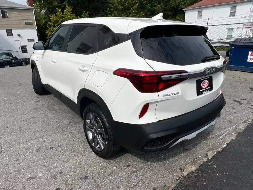 2023 Kia Seltos LX photo 1