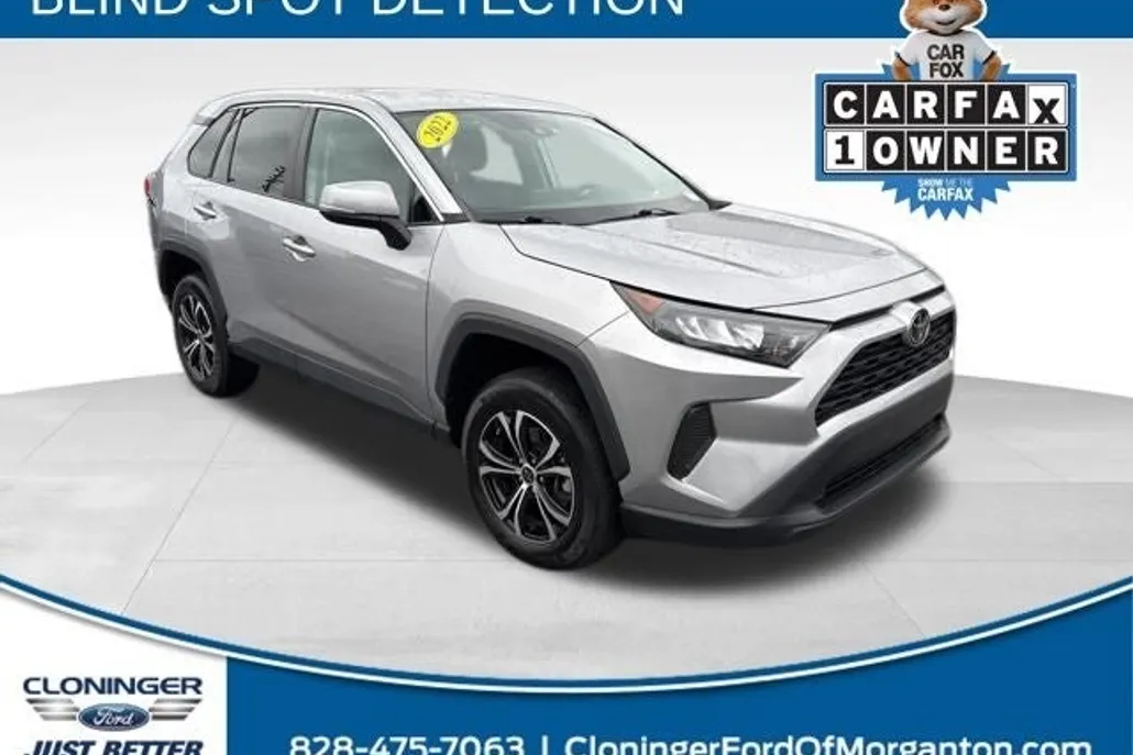 2022 Toyota RAV4 LE photo 1