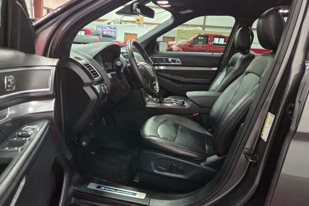 2019 Ford Explorer Sport photo 1