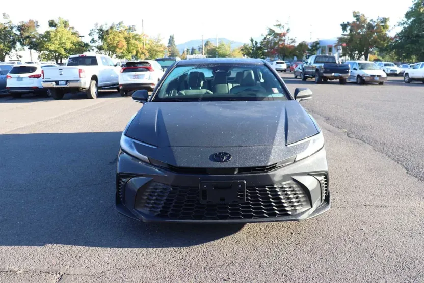 2025 Toyota Camry SE photo 1