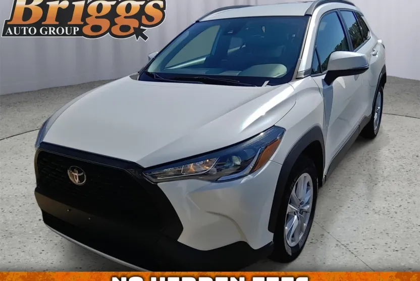 2022 Toyota Corolla Cross LE photo 1