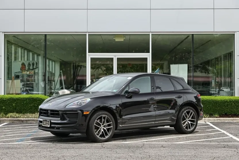 2025 Porsche Macan T photo 1