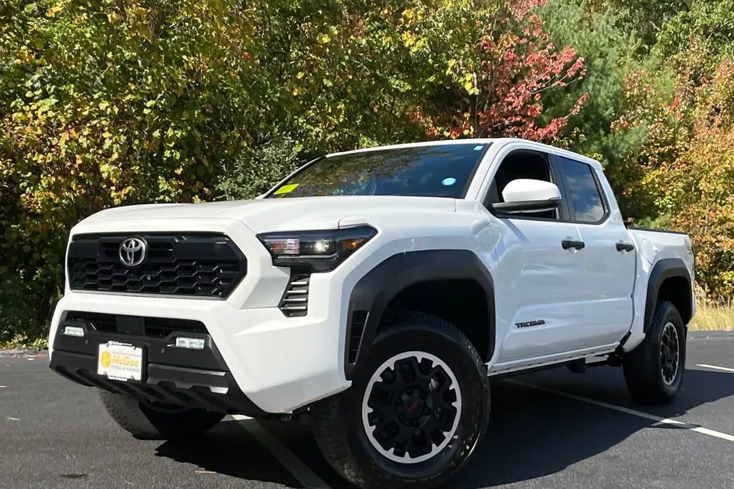 2024 Toyota Tacoma photo 1