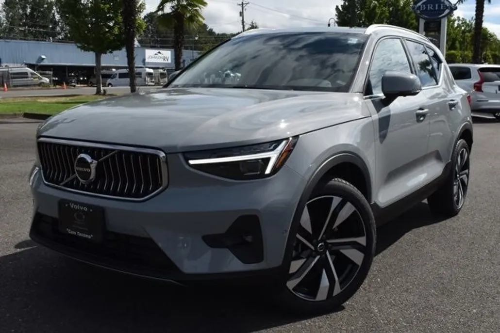 2025 Volvo XC40 Plus photo 1